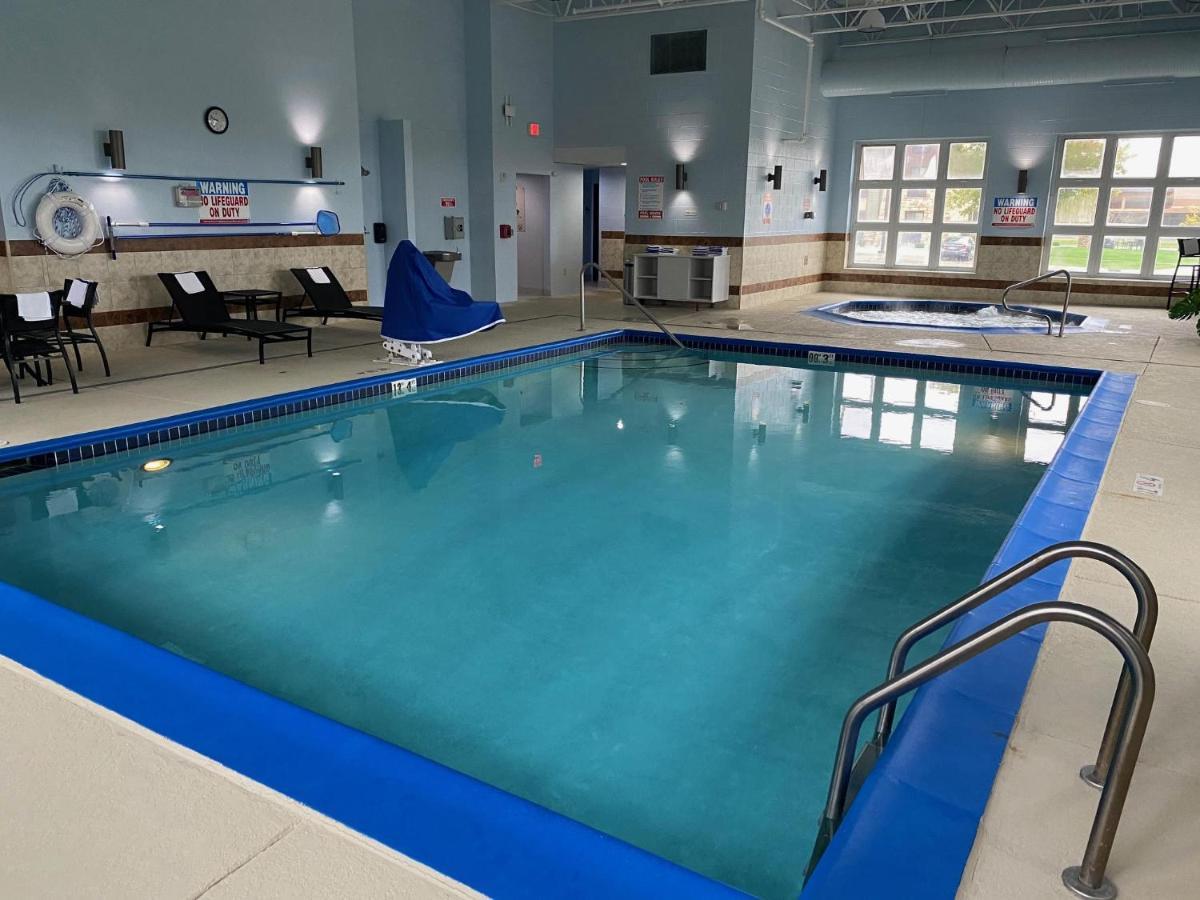 Holiday Inn Express Wixom By Ihg Esterno foto