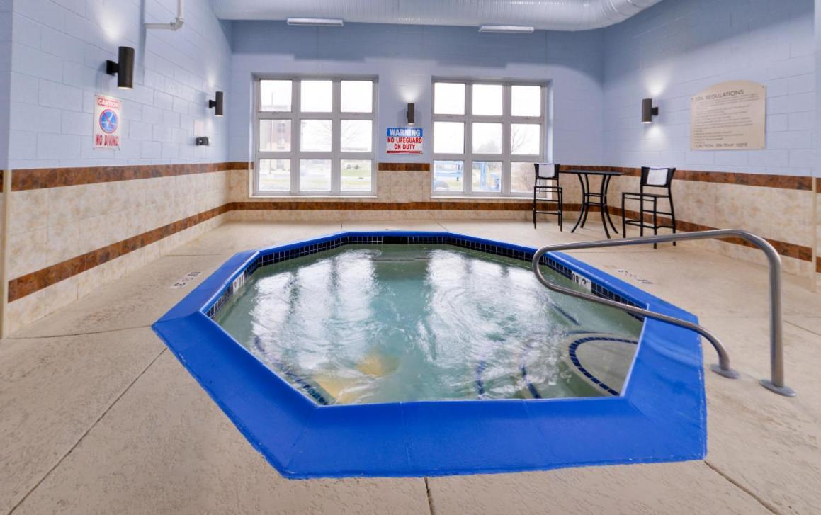 Holiday Inn Express Wixom By Ihg Esterno foto
