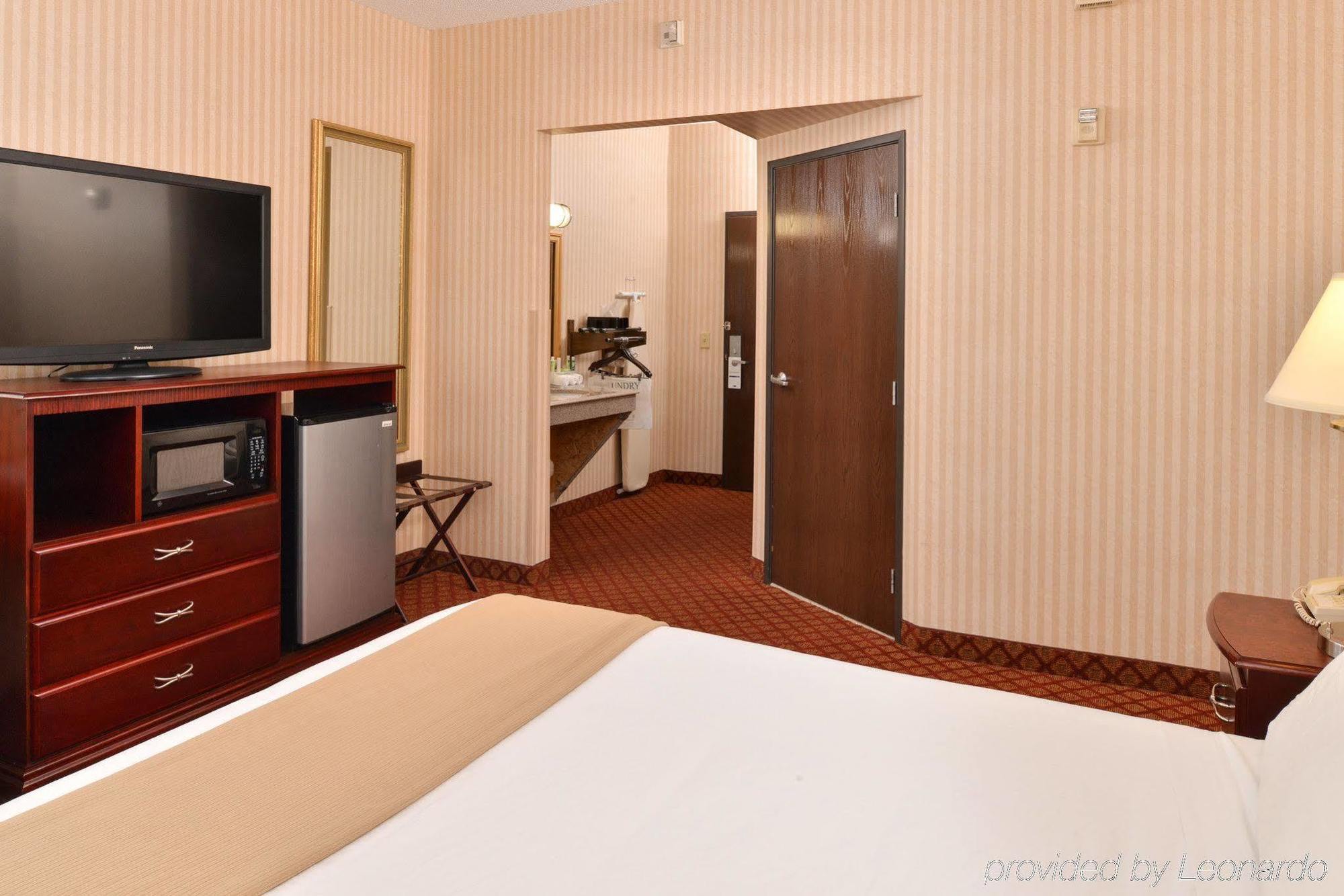 Holiday Inn Express Wixom By Ihg Esterno foto